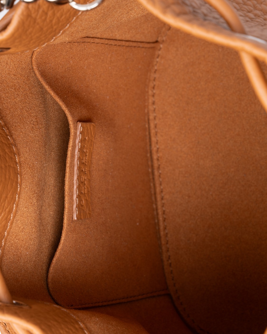 shop ORCIANI  Secchiello: Orciani mini secchiello Nest Soft in pelle martellata.
Dimensioni: 18cm x 18cm x 8cm.
Taschino interno aperto.
Chiusura con laccetto.
Tracolla aggiuntiva in catena.
Finitura dettagli color palladio.
Composizione: 100% Pelle.
Fabbricato in Italia.. SD0186 SOF-CUOIO number 127937